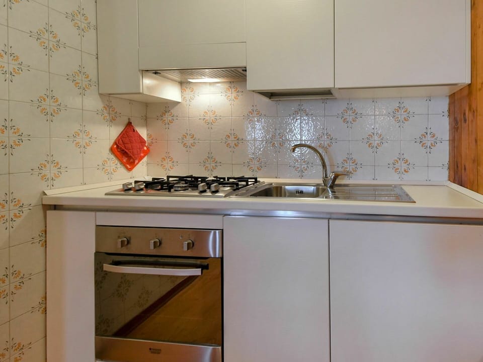 Room, Plumbing Fixture, Property, Kitchen, Floor, Interior Design, Flooring, Kitchen Sink, Kitchen Appliance, Sink