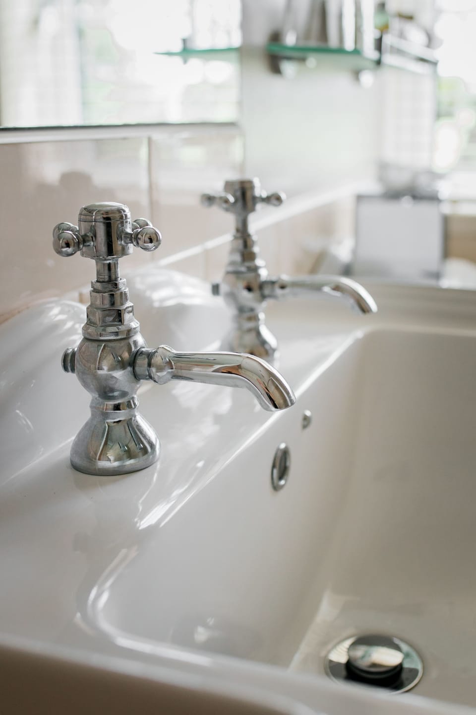 Combined shower/tub, free toiletries, hair dryer, towels