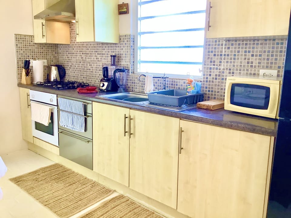  A Bright and breezy fully fitted kitchen 