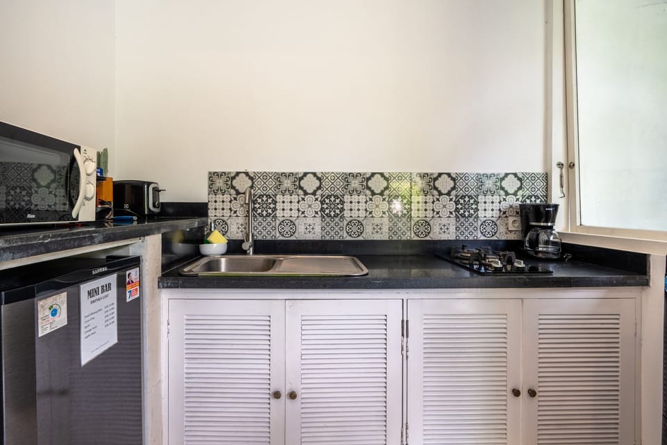 Microwave, coffee/tea maker, electric kettle, toaster