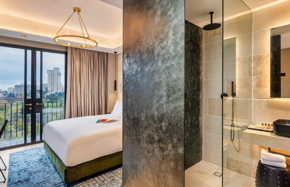 Deluxe Room with Balcony | Minibar, in-room safe, desk, laptop workspace