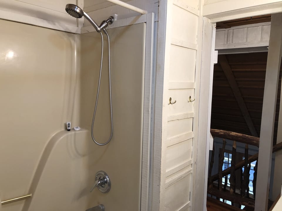 Top floor full bath with tub/shower