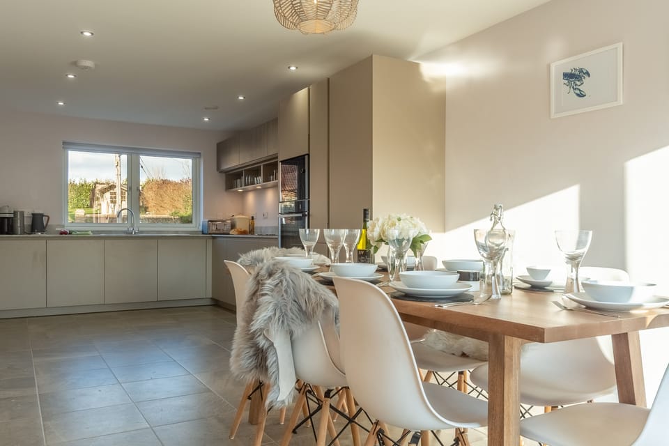 Ground floor: Dual aspect kitchen and dining room