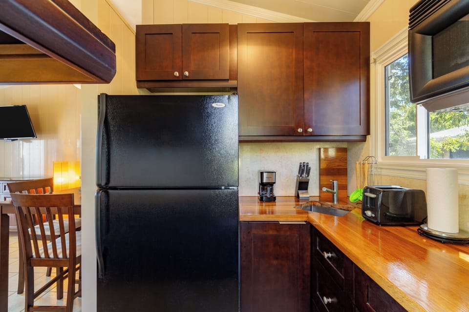 Premium Cottage, 2 Bedrooms, Garden View (2 King Beds) | In-room dining