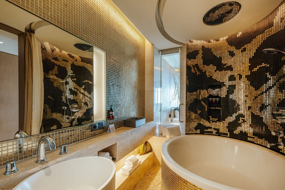 Combined shower/tub, deep soaking tub, rainfall showerhead