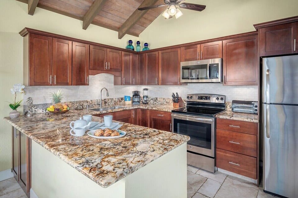 Kahala 532 - Remodeled kitchen with stainless steel appliances