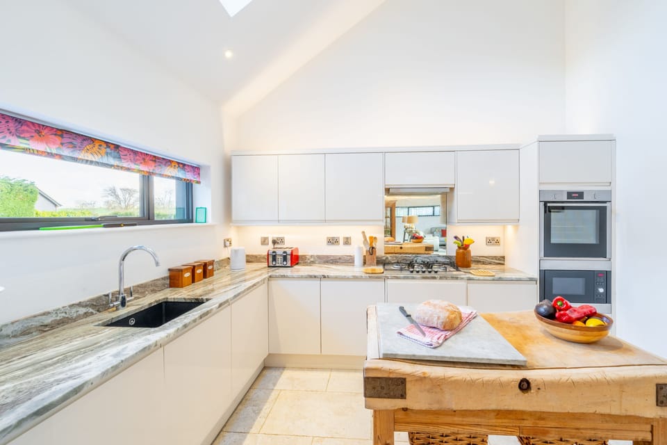 Well-equipped kitchen with a washing machine, dishwasher and Delonghi coffee machine