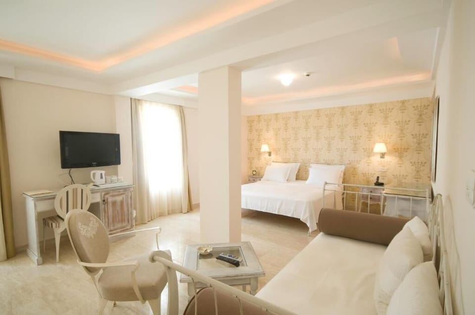 Superior Double Room | Minibar, in-room safe, desk, soundproofing