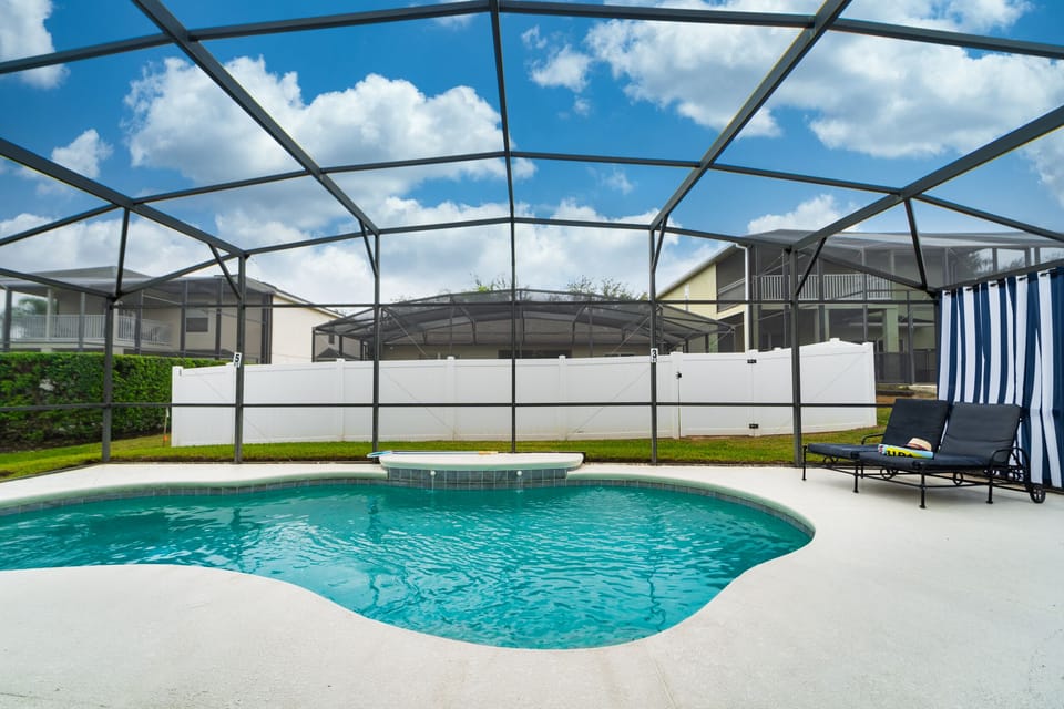 Pool with spray water feature and side privacy