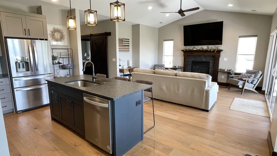 Enjoy the open, airy living space, with stunning mountain views!