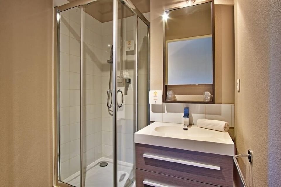 Economy Double Room (Eco ventilated) | Bathroom | Rainfall showerhead, free toiletries, hair dryer, towels