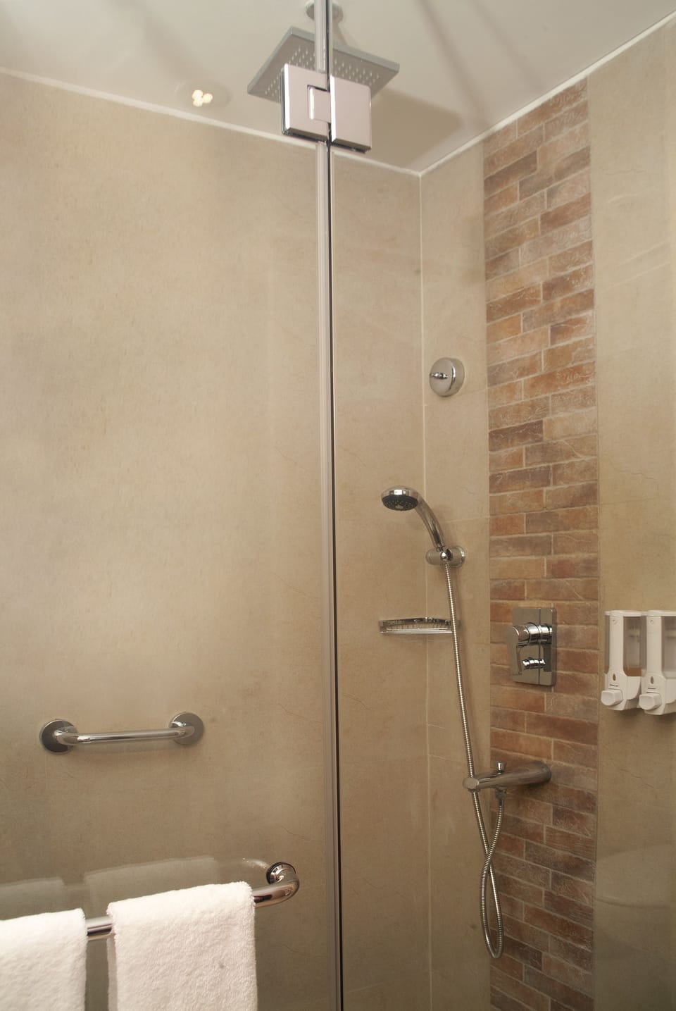 Basic Studio, City View, Corner | Bathroom shower