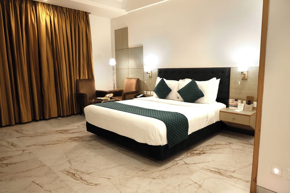 Executive Room | Minibar, in-room safe, desk, laptop workspace