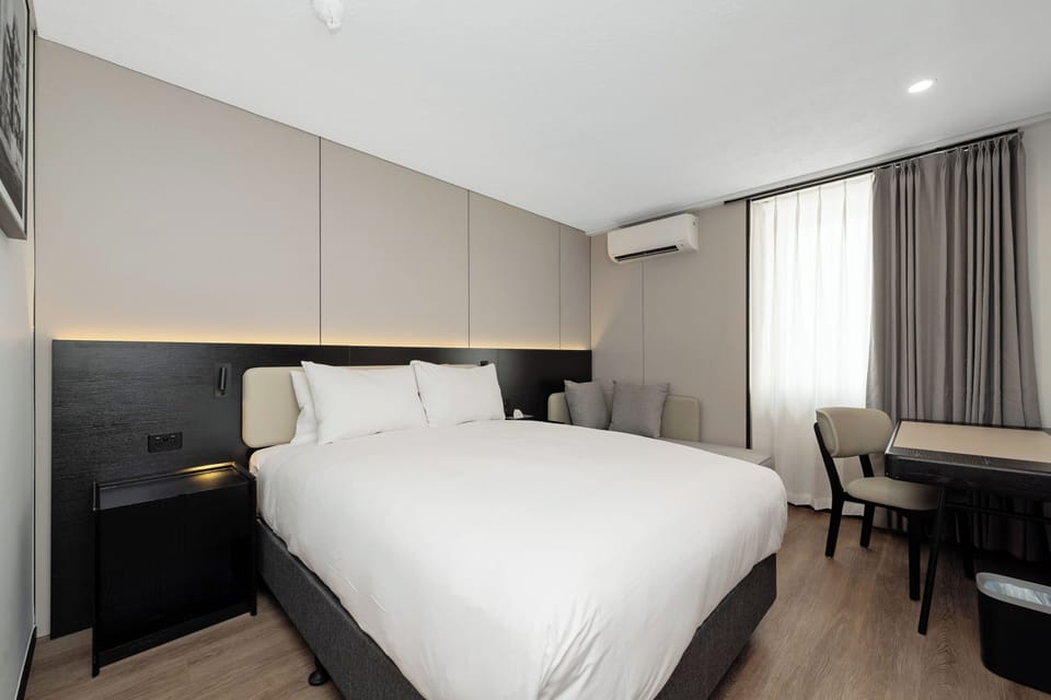 Standard Room, 1 Queen Bed | 1 bedroom, desk, iron/ironing board, free WiFi