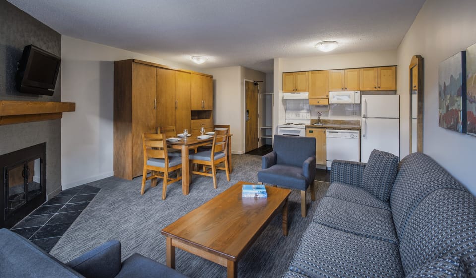 Studio Suite (1 Queen Murphy Bed) | Private kitchen | Coffee/tea maker, paper towels