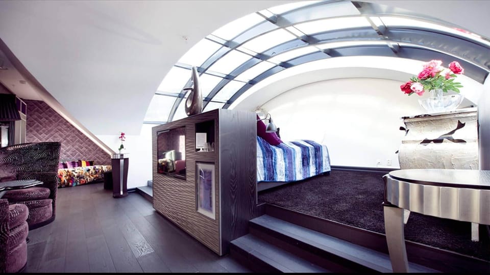 1 bedroom, pillowtop beds, minibar, desk
