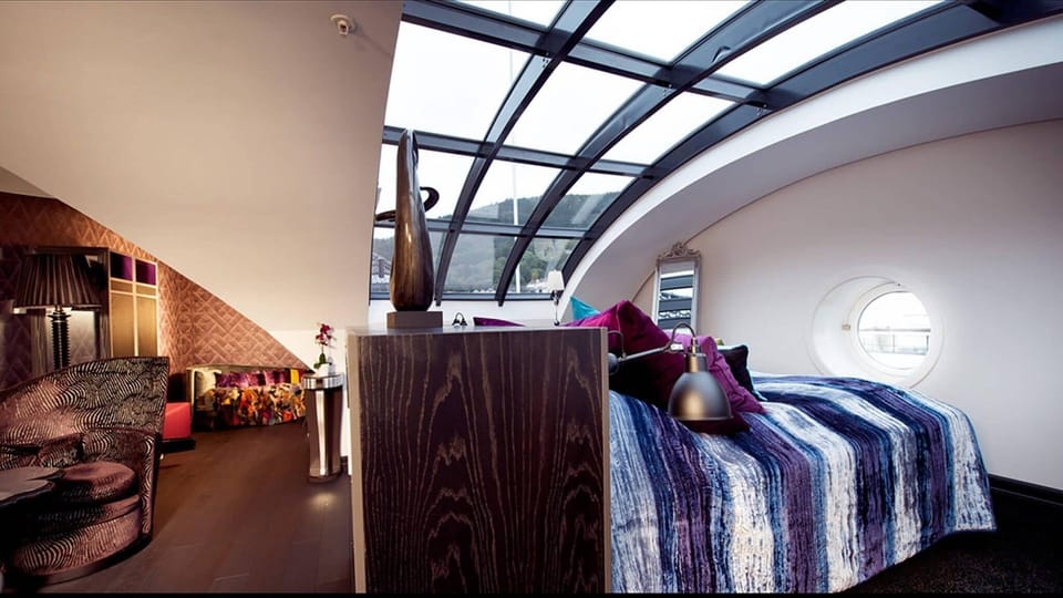 1 bedroom, pillowtop beds, minibar, desk