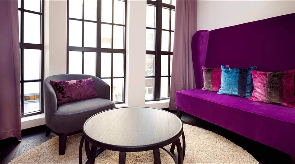 1 bedroom, pillowtop beds, minibar, desk