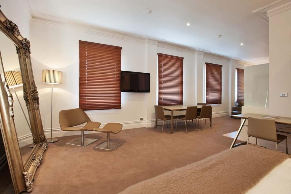 Hypo-allergenic bedding, minibar, iron/ironing board, free WiFi