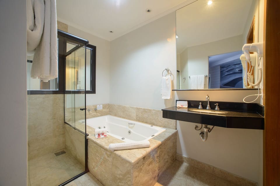Junior Suite | Bathroom | Shower, free toiletries, hair dryer, towels