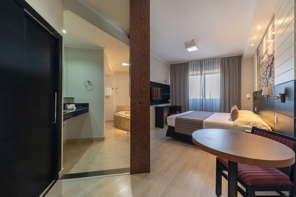 Suite Master | Minibar, in-room safe, desk, blackout drapes