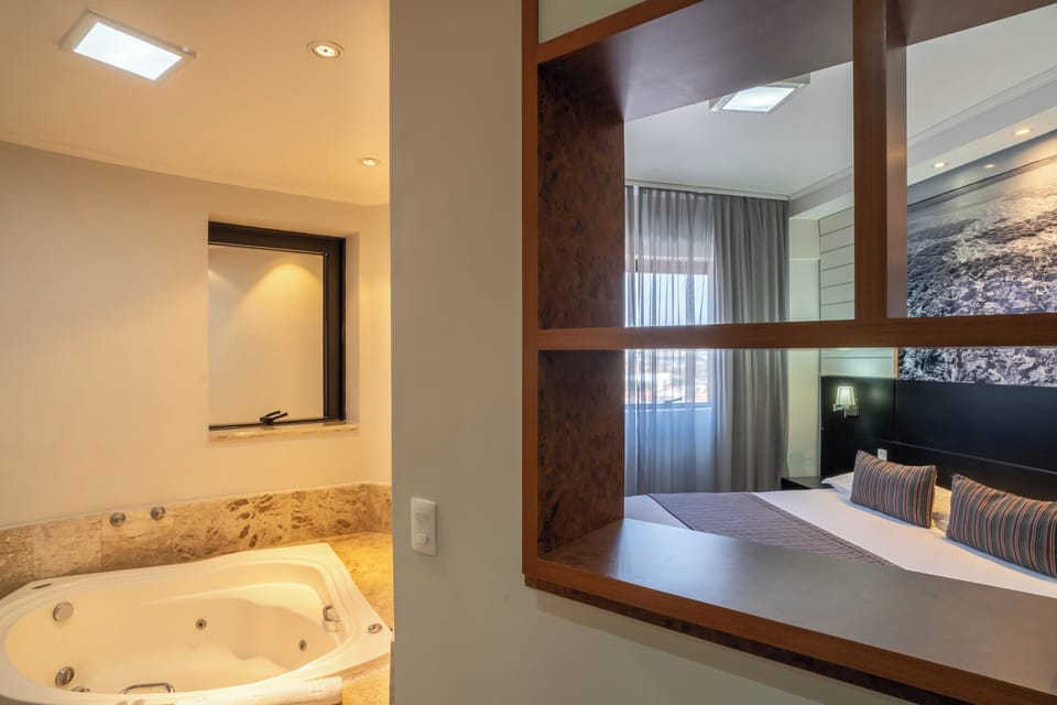Suite Master | Bathroom | Shower, free toiletries, hair dryer, towels