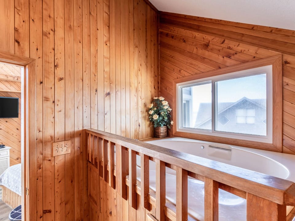 King loft room's jetted tub