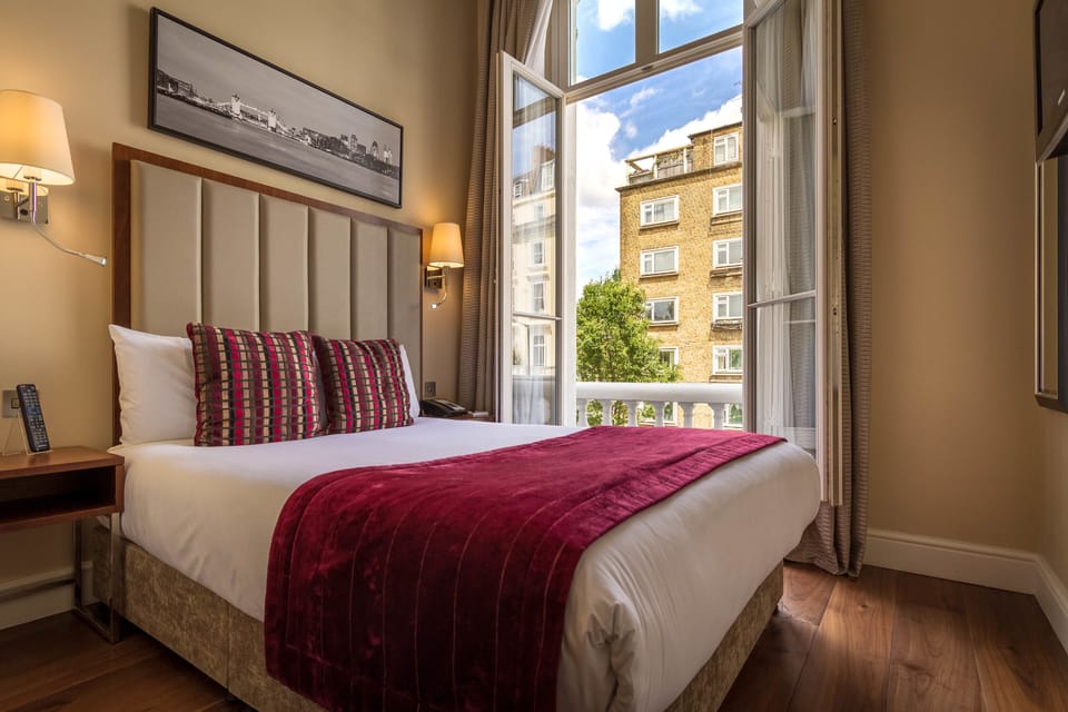 Small Double Room | In-room safe, desk, soundproofing, free WiFi