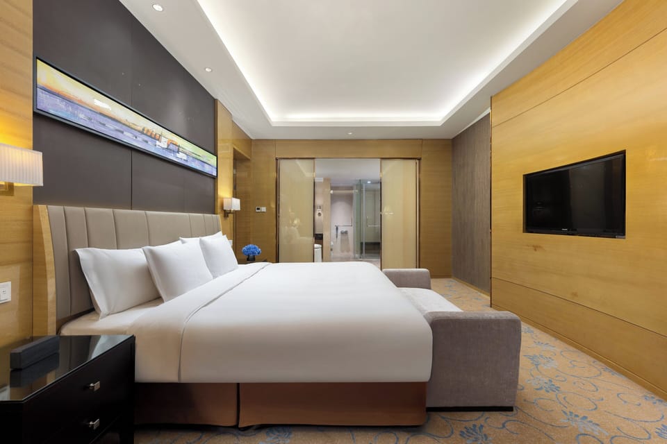 Suite, 1 Bedroom | 1 bedroom, minibar, in-room safe, desk