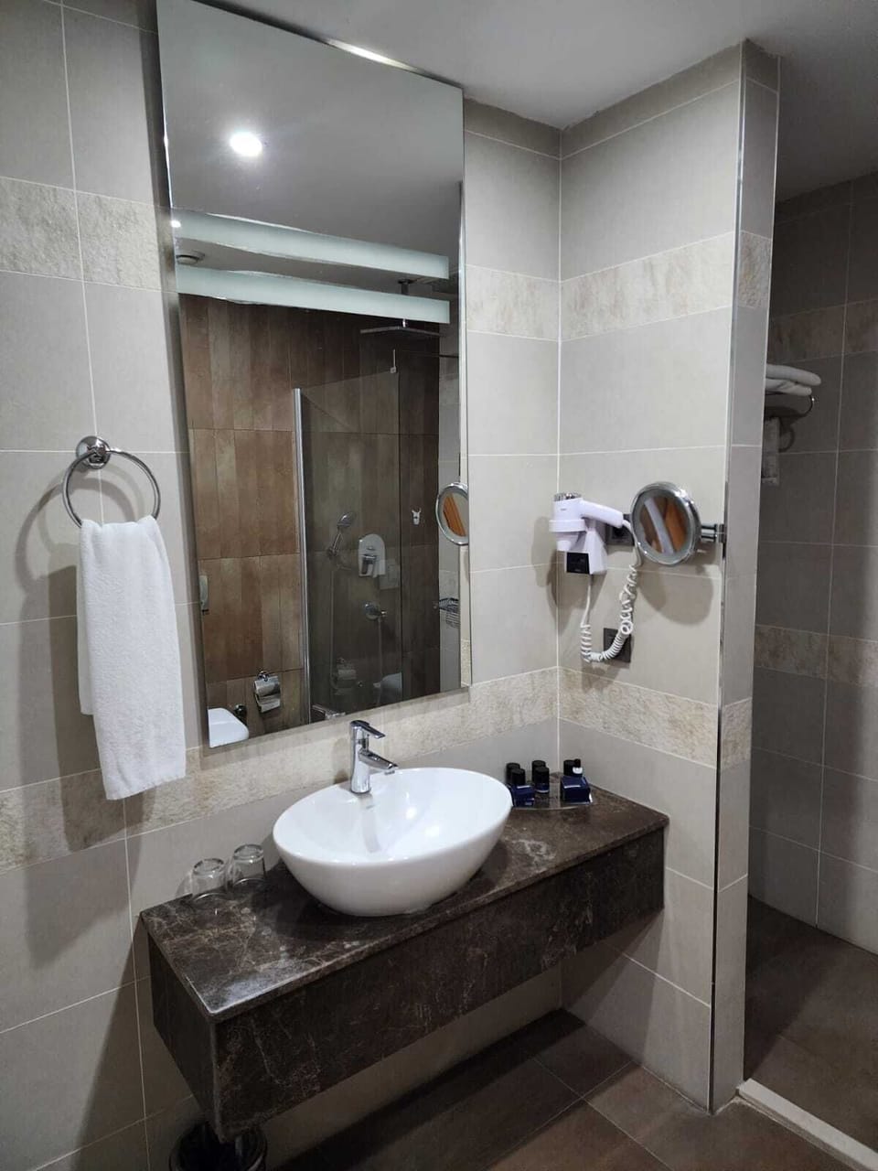 Deluxe Room | Bathroom | Free toiletries, hair dryer, towels