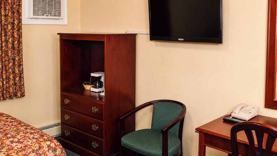Two Queen Beds, Non-Smoking | Desk, WiFi (free), bed sheets