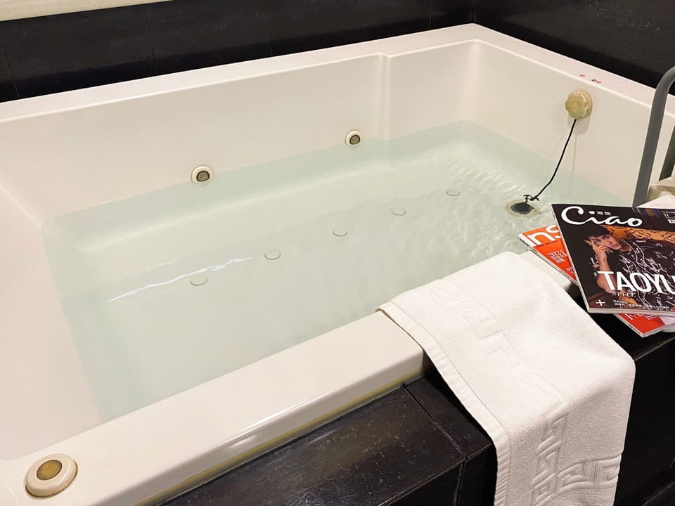 Separate tub and shower, spring water tub, free toiletries, hair dryer