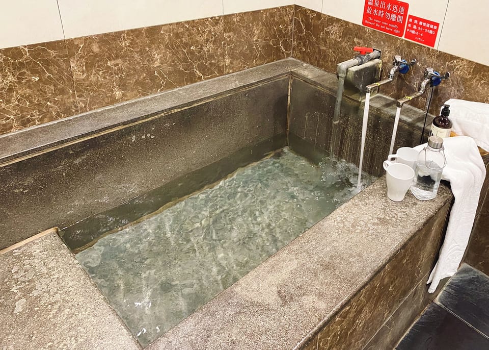 Separate tub and shower, spring water tub, free toiletries, hair dryer