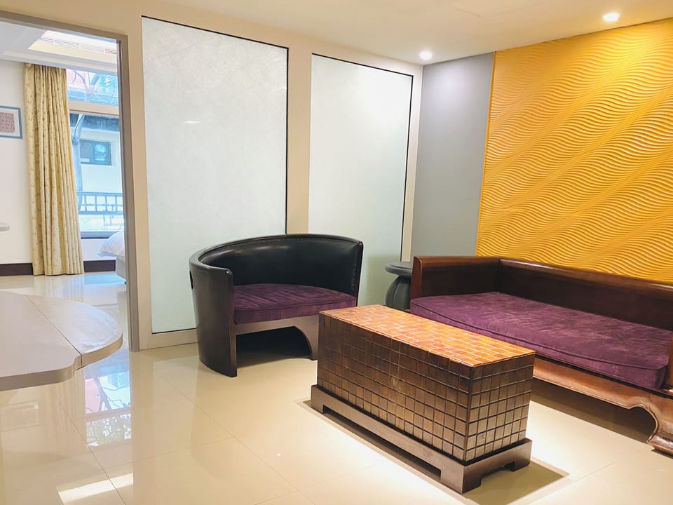 Deluxe Room | Down comforters, minibar, individually decorated, individually furnished
