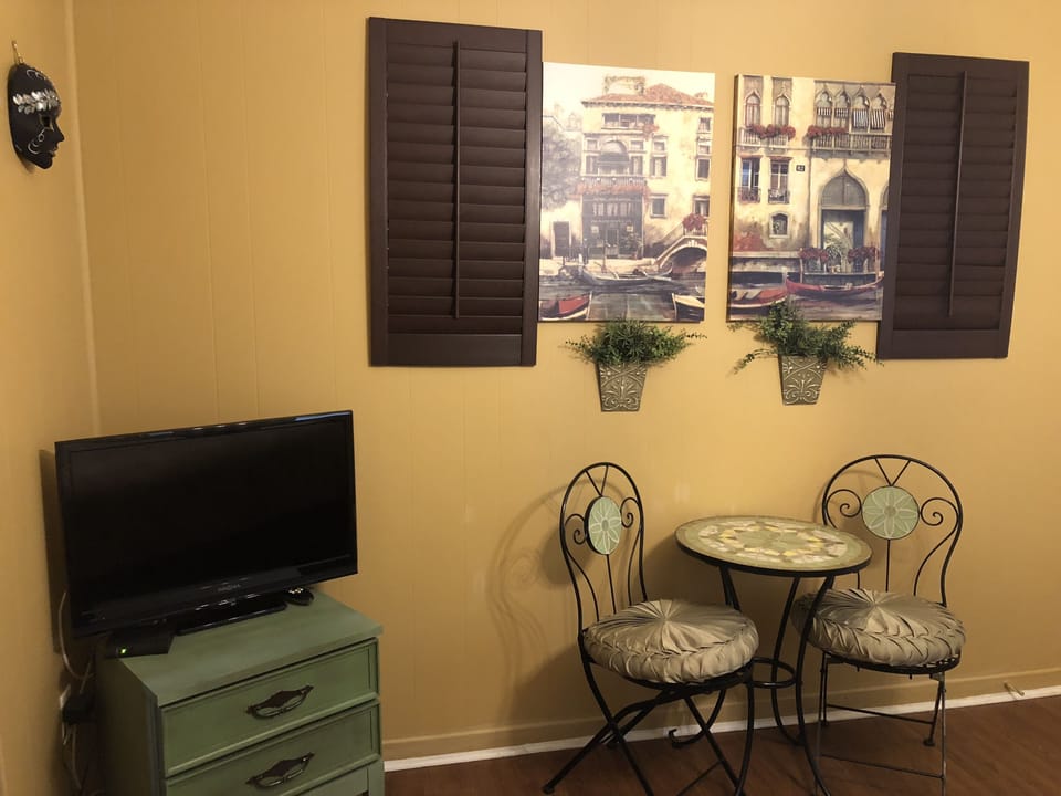 Standard Room, 1 King Bed | Individually decorated, individually furnished, free WiFi, bed sheets