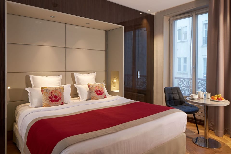 Junior Suite | Minibar, in-room safe, individually decorated, soundproofing
