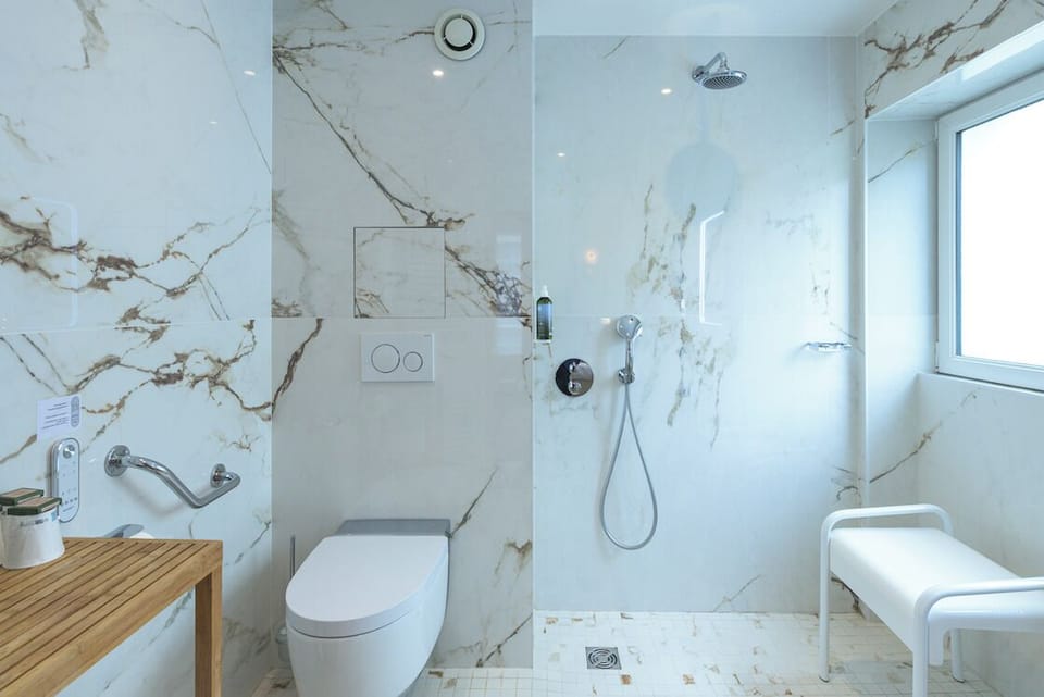 Superior Room | Bathroom | Free toiletries, hair dryer, towels