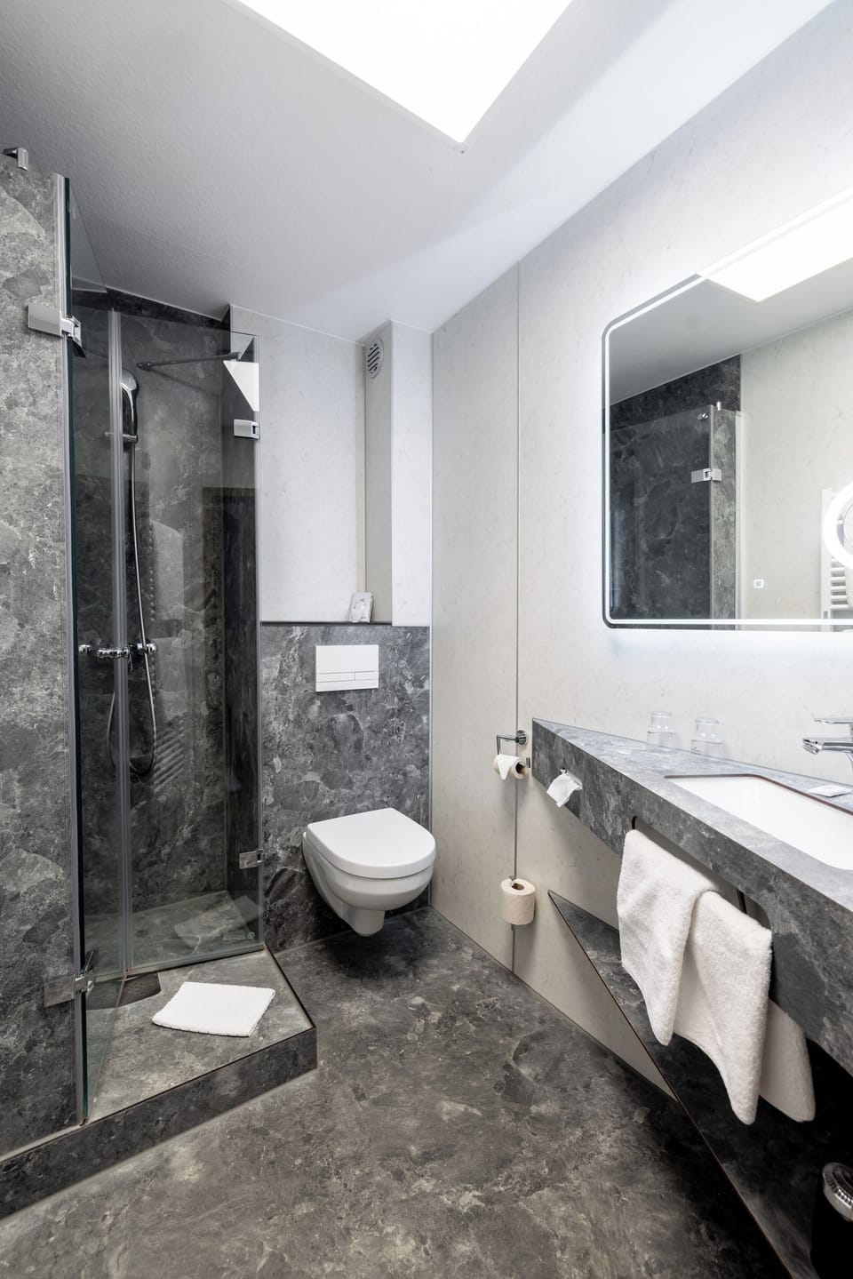 Double Room | Bathroom | Free toiletries, hair dryer, towels