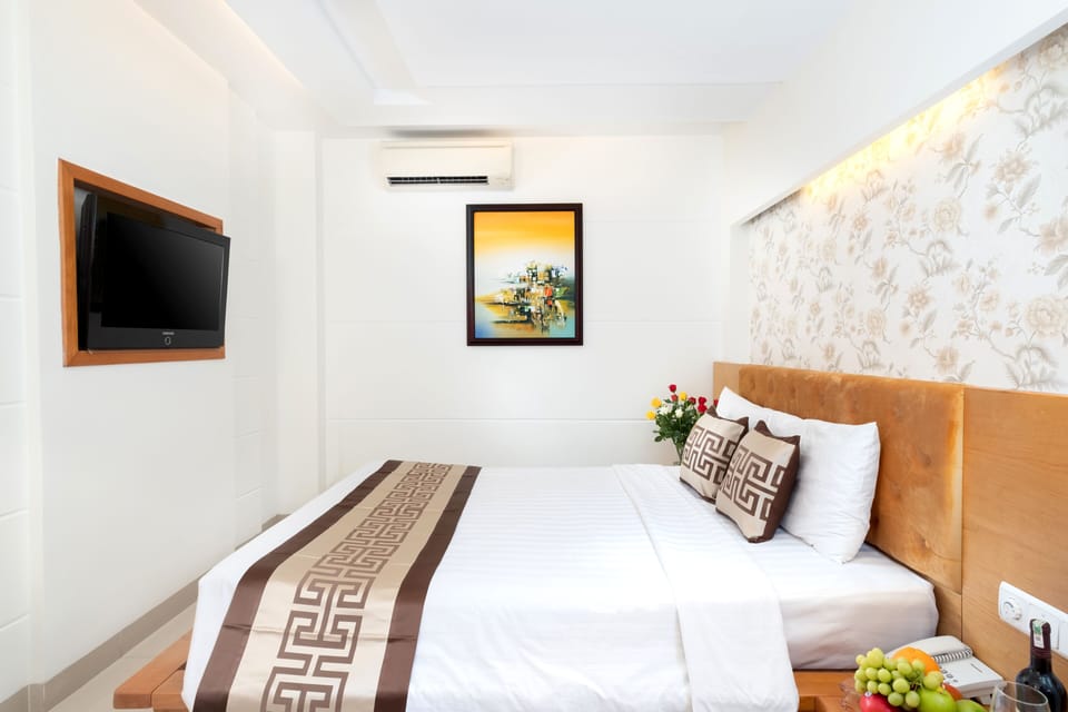Standard Room | Minibar, in-room safe, desk, blackout drapes