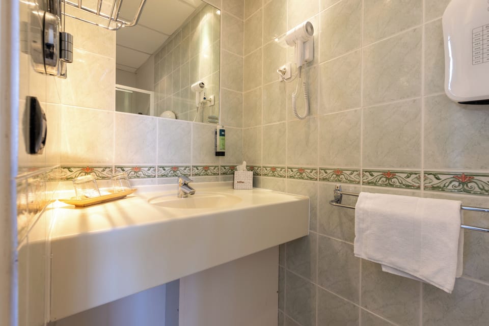 Comfort Double Room (Côté Mer/Sea facing) | In-room safe, desk, soundproofing, cribs (free)