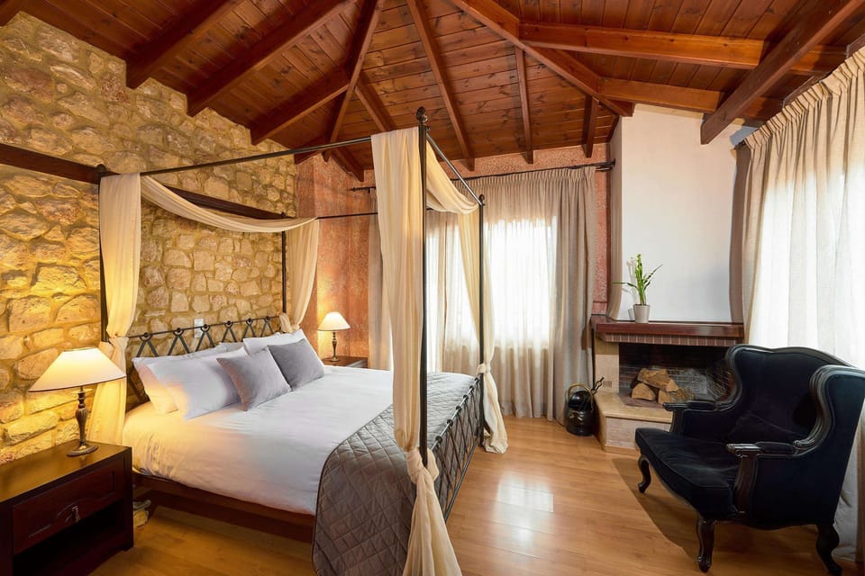 Superior Double Room, Fireplace | Minibar, in-room safe, desk, free cribs/infant beds