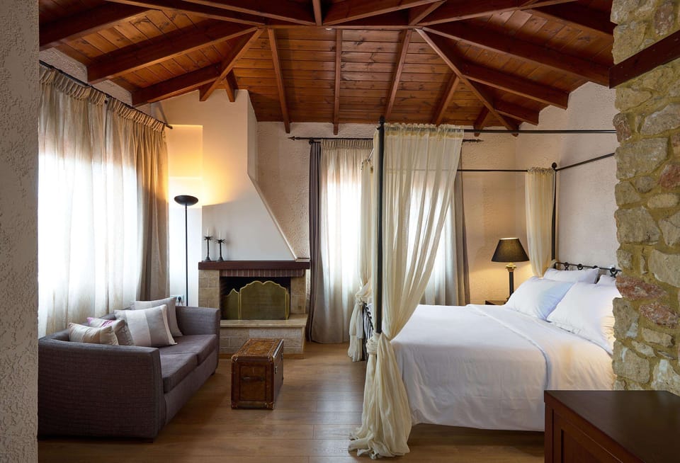 Honeymoon Suite, Jetted Tub | Minibar, in-room safe, desk, free cribs/infant beds