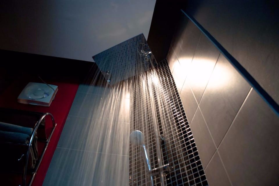 Standard Double Room | Bathroom shower