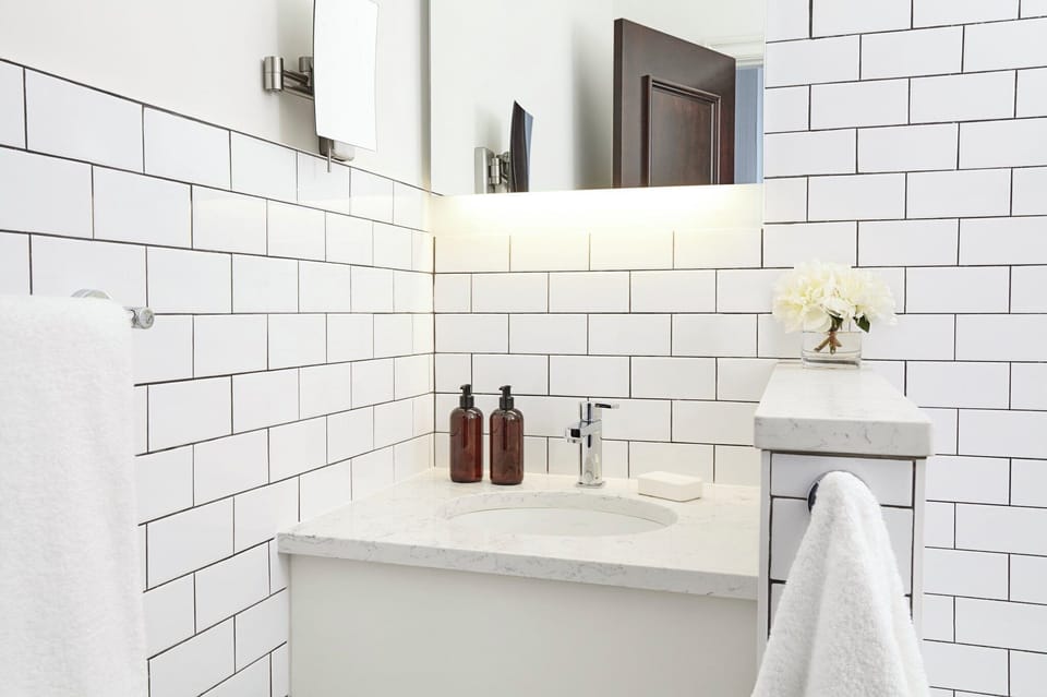 Combined shower/tub, hydromassage showerhead, designer toiletries