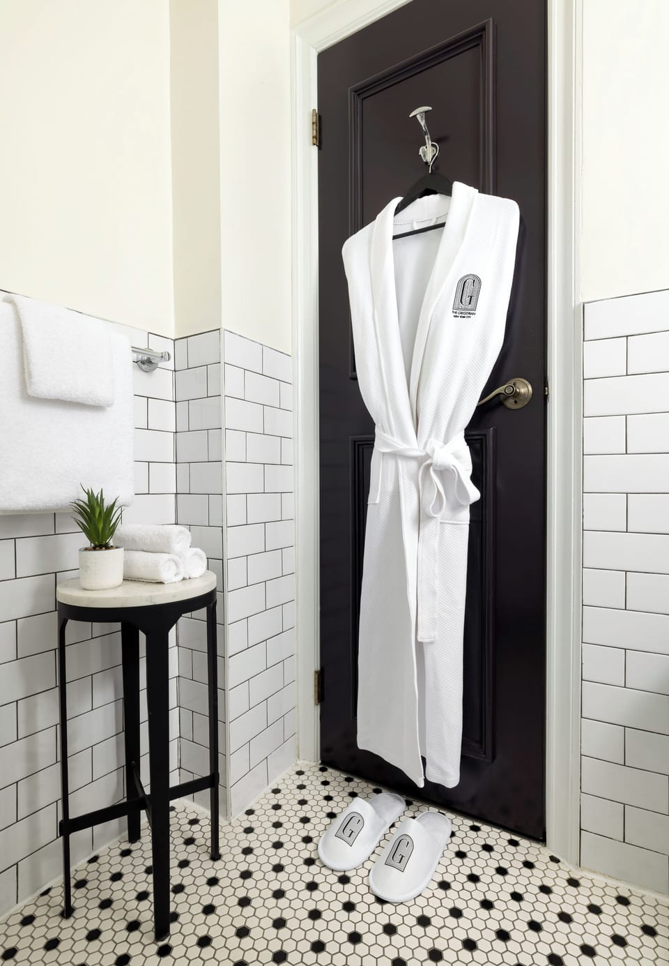 Combined shower/tub, hydromassage showerhead, designer toiletries