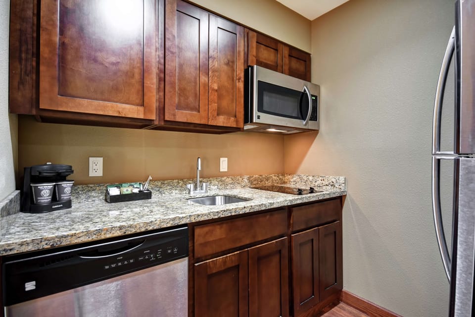 Full-size fridge, microwave, stovetop, dishwasher