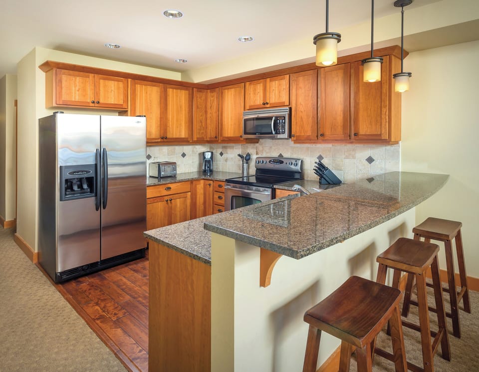 Coffee/tea maker, full-size fridge, microwave, stovetop