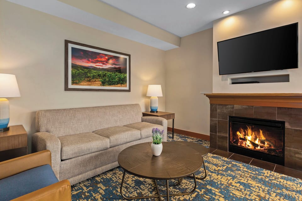Standard Condo, 1 Bedroom, Non Smoking, Kitchen | Living room | LCD TV