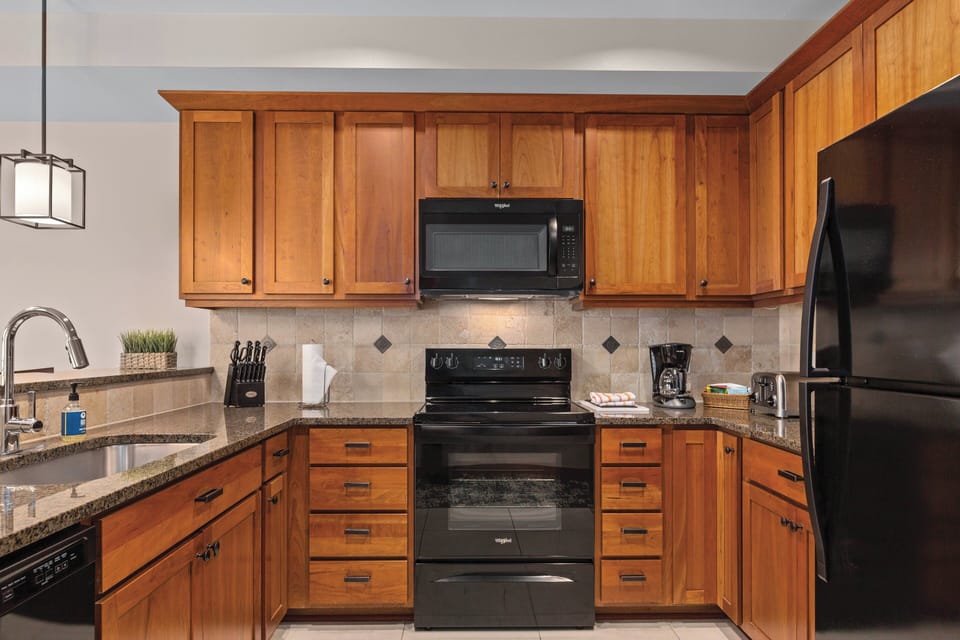 Coffee/tea maker, full-size fridge, microwave, stovetop