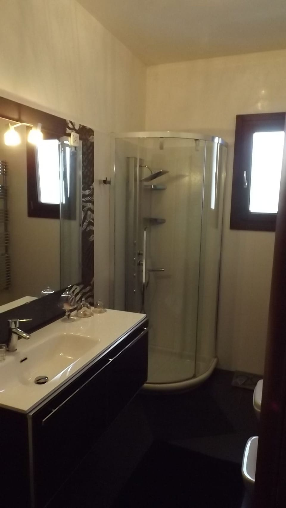 Triple Room, Garden View | Bathroom | Shower, rainfall showerhead, free toiletries, hair dryer